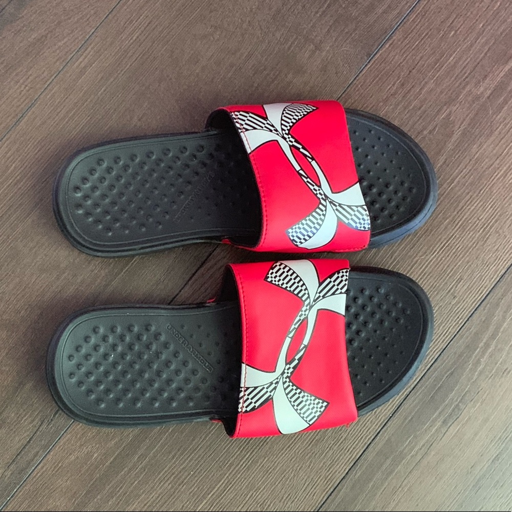 Kids Under Armour slides/sandals size 5Y